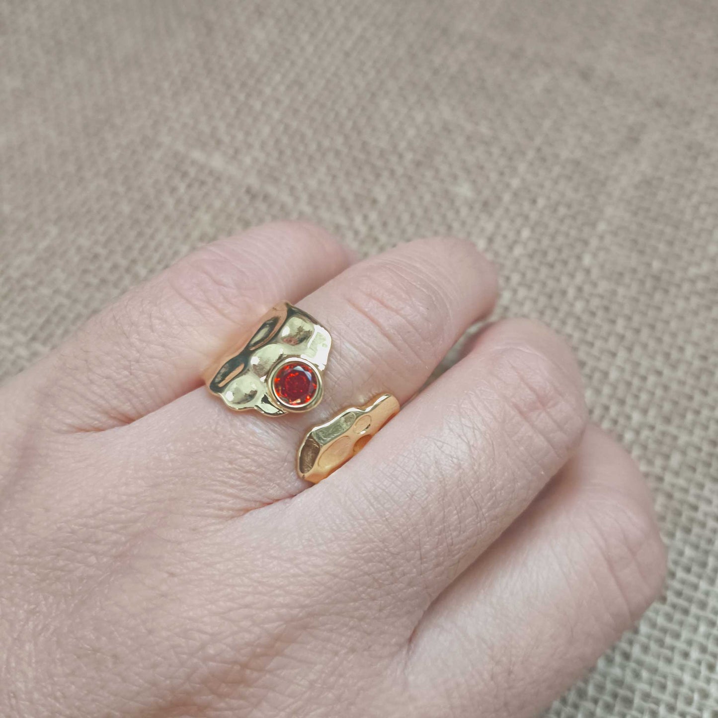 Anillo Ajustable Étnico Dorado con Circonita Roja - Fuego y Prosperidad