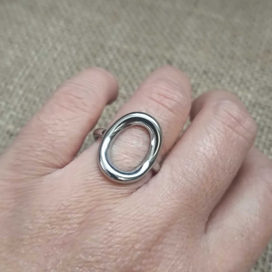 Anillo Ajustable Óvalo de Fuerza - Acero Inoxidable y Diseño Minimalista