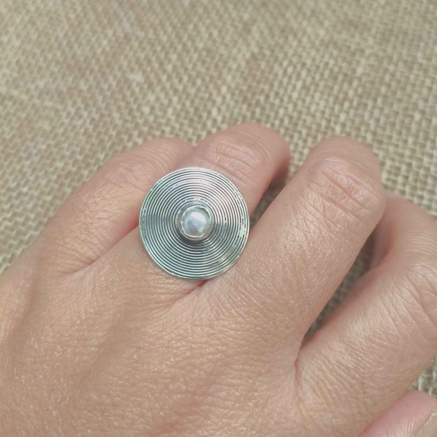 Anillo Ajustable en Plata de Ley y Perla - Círculos de Energía y Armonía Mágica