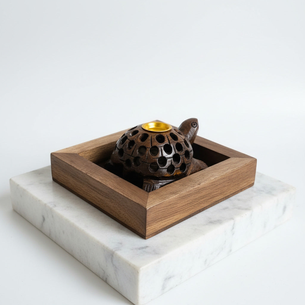 Cascada de Humo Sagrado "Tortuga de la Sabiduría" – Soporte de Madera para Conos de Reflujo (7.5 cm)