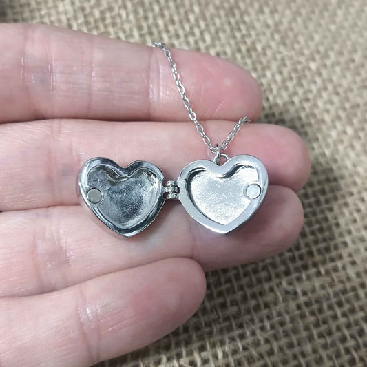 Colgante Corazón Relicario Rodiado con Diseño Floral en Plata de Ley 925 y Cadena