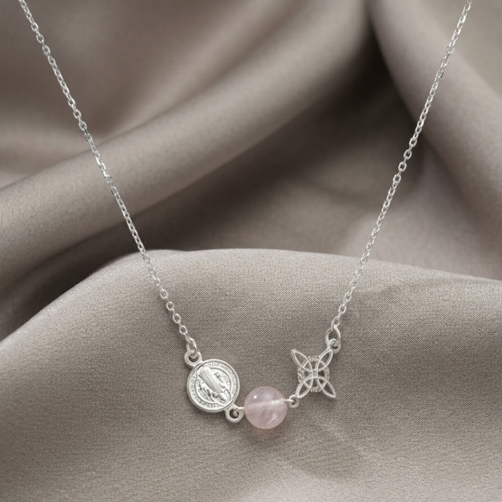 Collar Triple Protección en Plata de Ley 925 con Cuarzo Rosa, Nudo de Bruja y San Benito - Amuleto