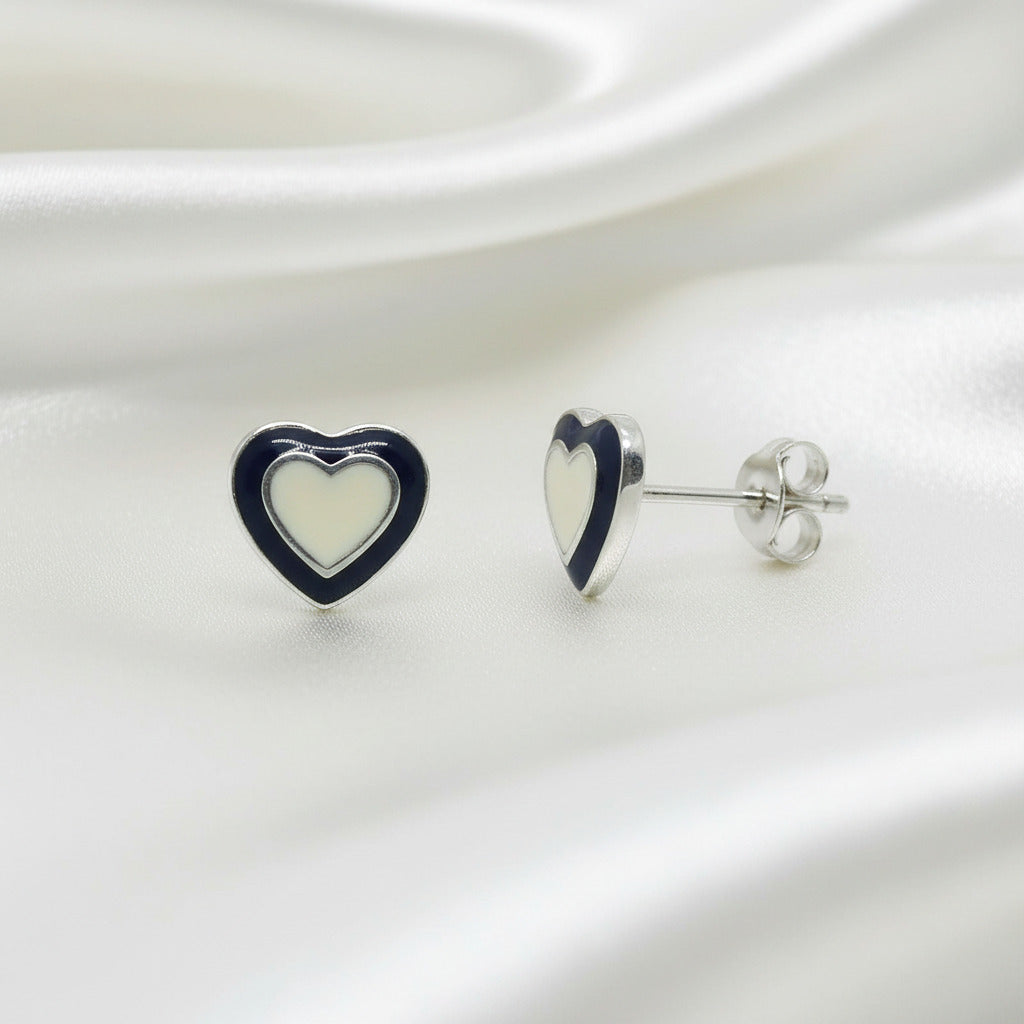 Pendientes "Duality Heart" – Corazones en Plata de Ley con Esmalte Negro y Crema (7.5 mm)