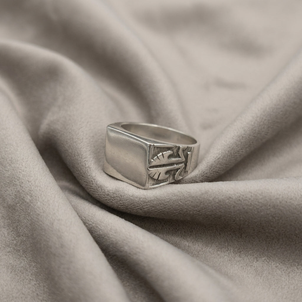 Anillo Sello Caballero de Plata de Ley 925 con Relieve Lateral