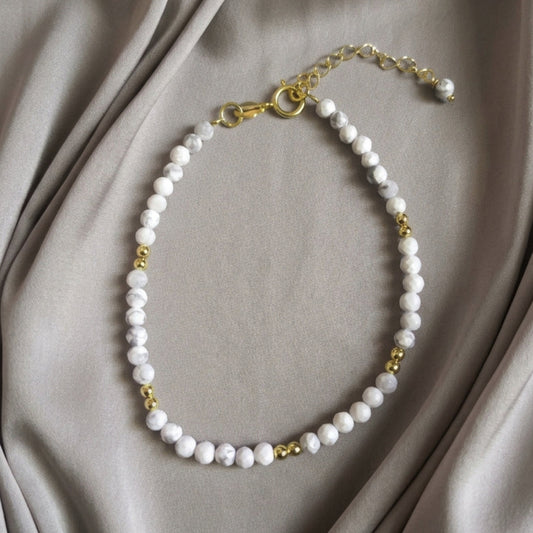 Pulsera de Howlita y Plata de Ley Chapada en Oro | Plata y Magia
