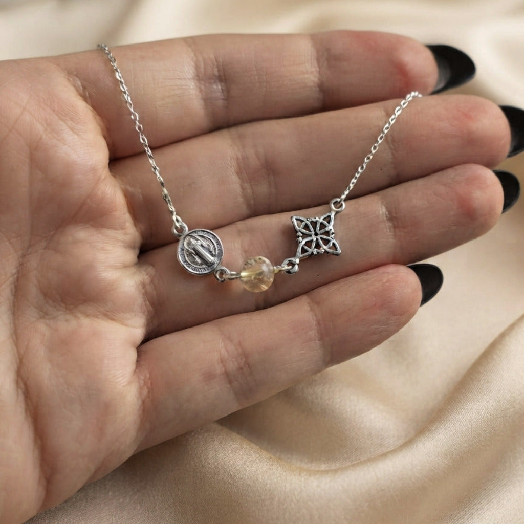 Collar de Plata de Ley 925 con San Benito, Nudo de Brujas y Citrino