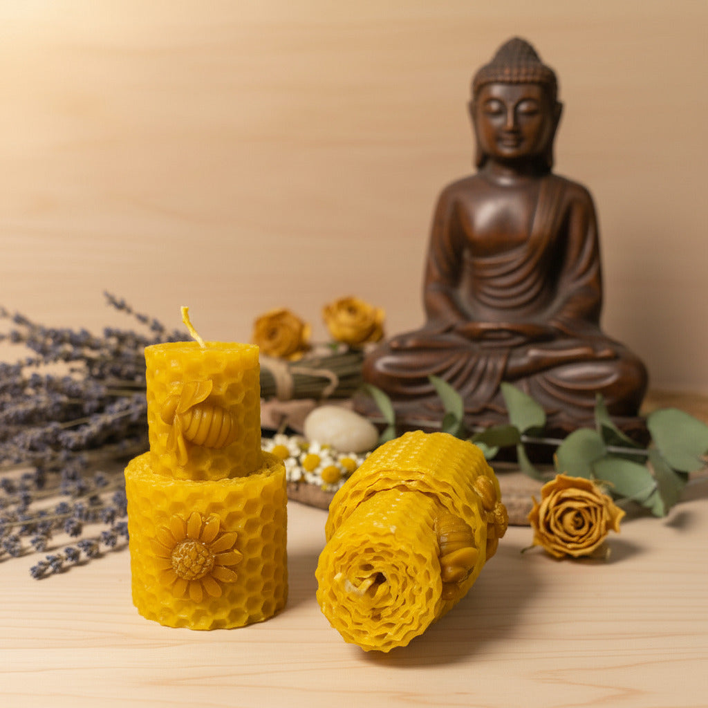 Vela de Miel Artesanal "Florecer y Abundancia" – Cera Natural con Abeja y Flor (7x4.5 cm)