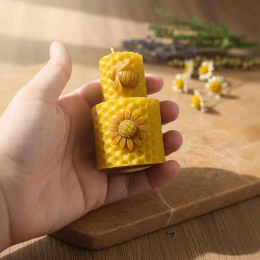 Vela de Miel Artesanal "Florecer y Abundancia" – Cera Natural con Abeja y Flor (7x4.5 cm)