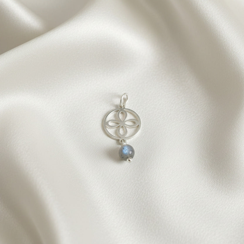 Colgante "Destello Místico" en Plata de Ley - Amuleto Trébol de Cuatro Hojas y Labradorita