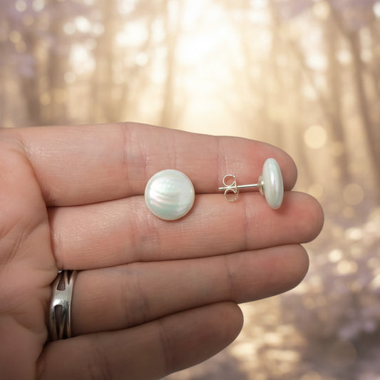Pendientes "Luna Marina" en Plata de Ley - Perla Shell de 12 mm con Brillo Iridiscente