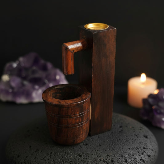 Cascada de Incienso de Reflujo "Grifo Rústico con Cubo" – Pieza Artesanal de Madera (10.5x6 cm)