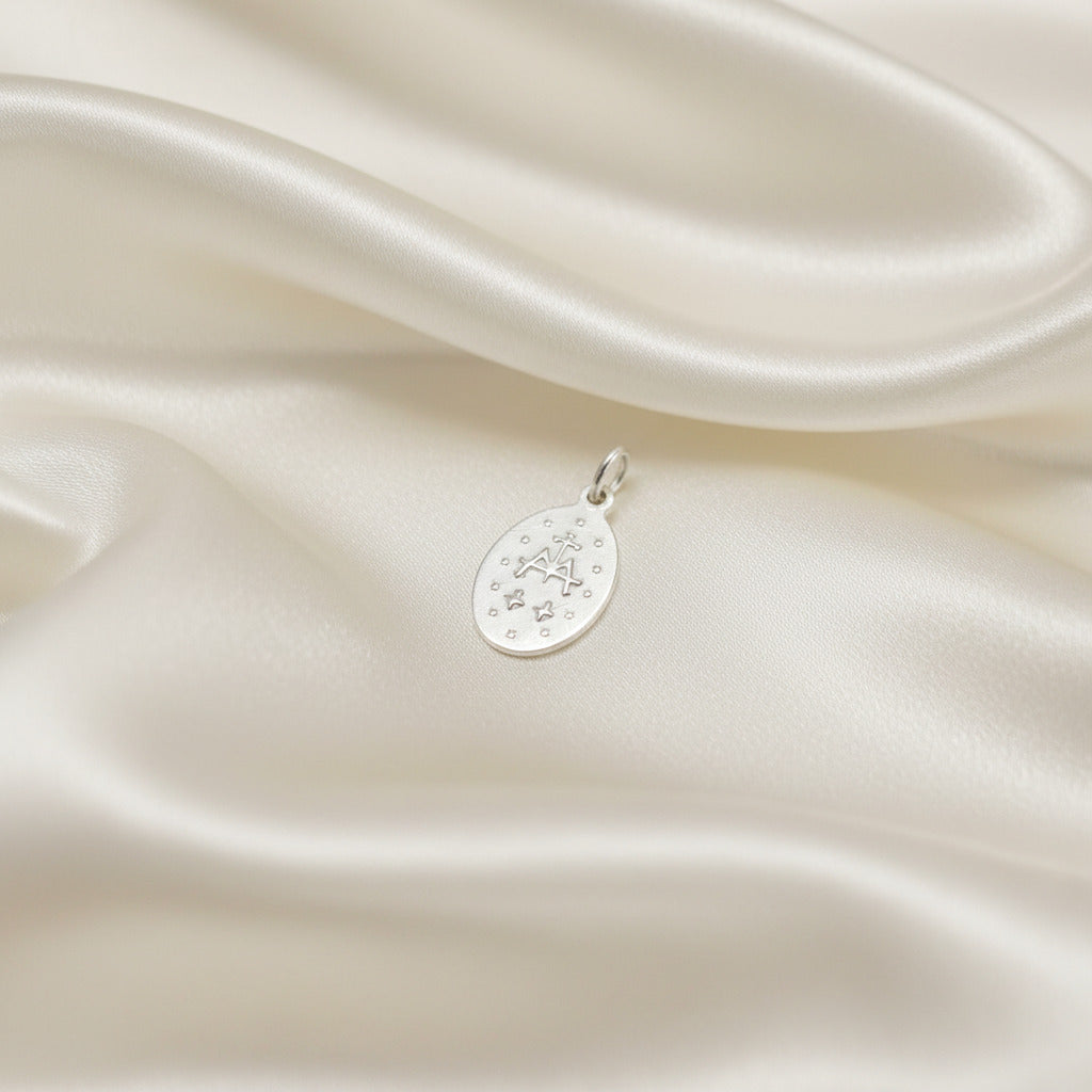 Medalla Virgen de la Milagrosa "Luz Guía" – Plata de Ley 925 (15x9.5 mm)