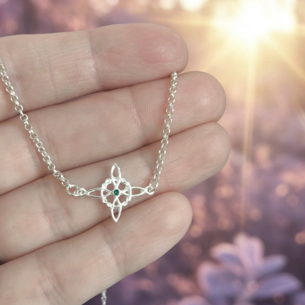 Tobillera "Senda Vital" – Nudo de Bruja con Circonita Verde Central en Plata de Ley 925