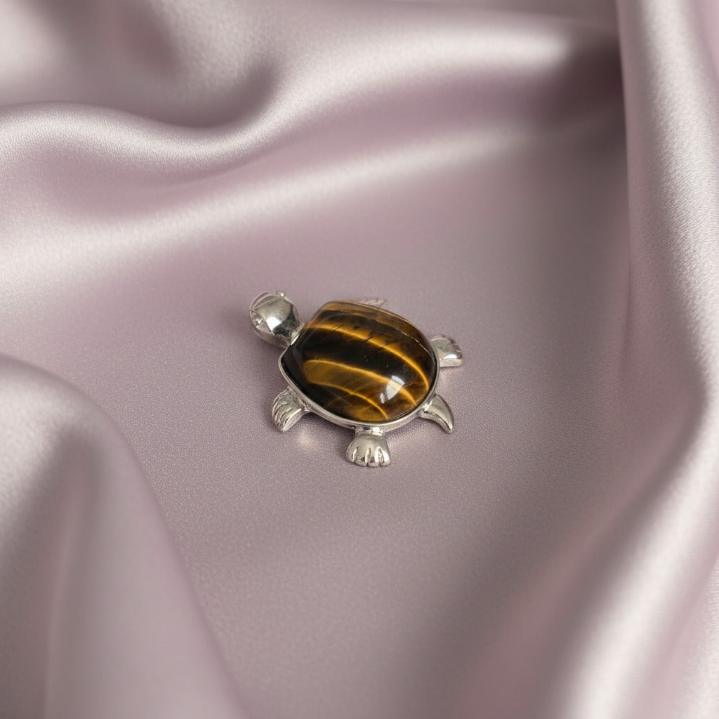 Colgante "Tortuga Ancestral" – Ojo de Tigre Natural en Bisutería Plateada