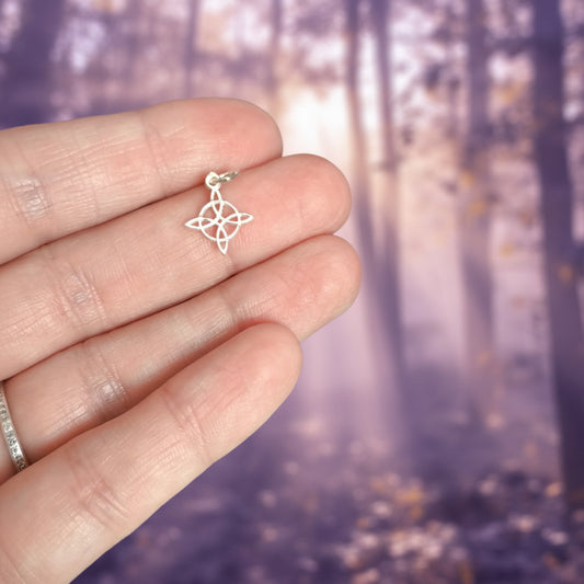 Colgante "Nudo de Bruja" Mini – Geometría Sagrada en Plata de Ley