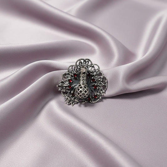 Broche "Majestuosidad Real" – Pavo Real en Plata de Ley y Granates Naturales