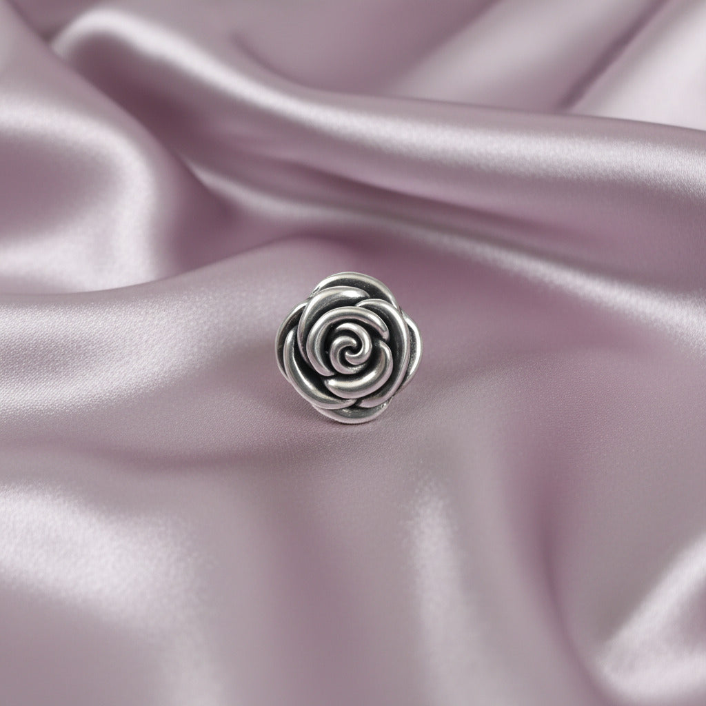 Anillo "Rosa Eterna" – Símbolo de Florecimiento en Plata de Ley Envejecida