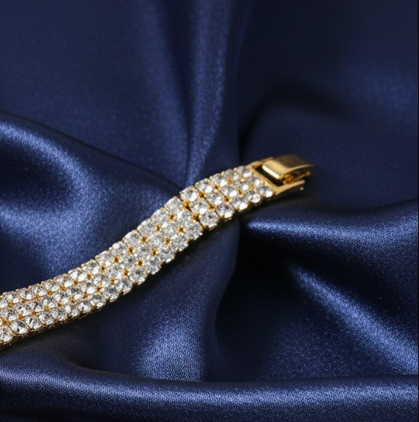 Pulsera "Triple Resplandor" – Brazalete de Circonitas Chapado en Oro