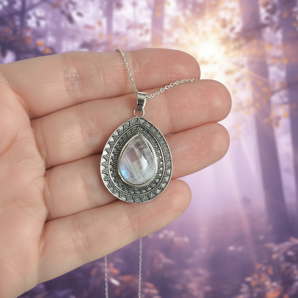 Colgante "Luz de Selene" – Piedra de Luna Natural en Plata de Ley 925 Labrada
