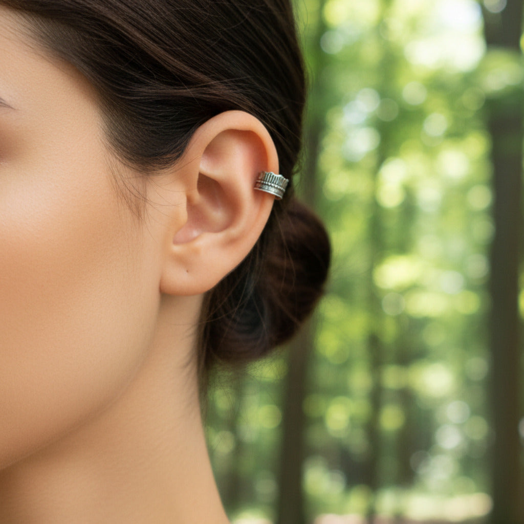Pendientes de Cartílago Ear Cuff Labrados de Plata de Ley 925 - Amuleto de Protección Auditiva, Escudo Energético y Regalo Místico