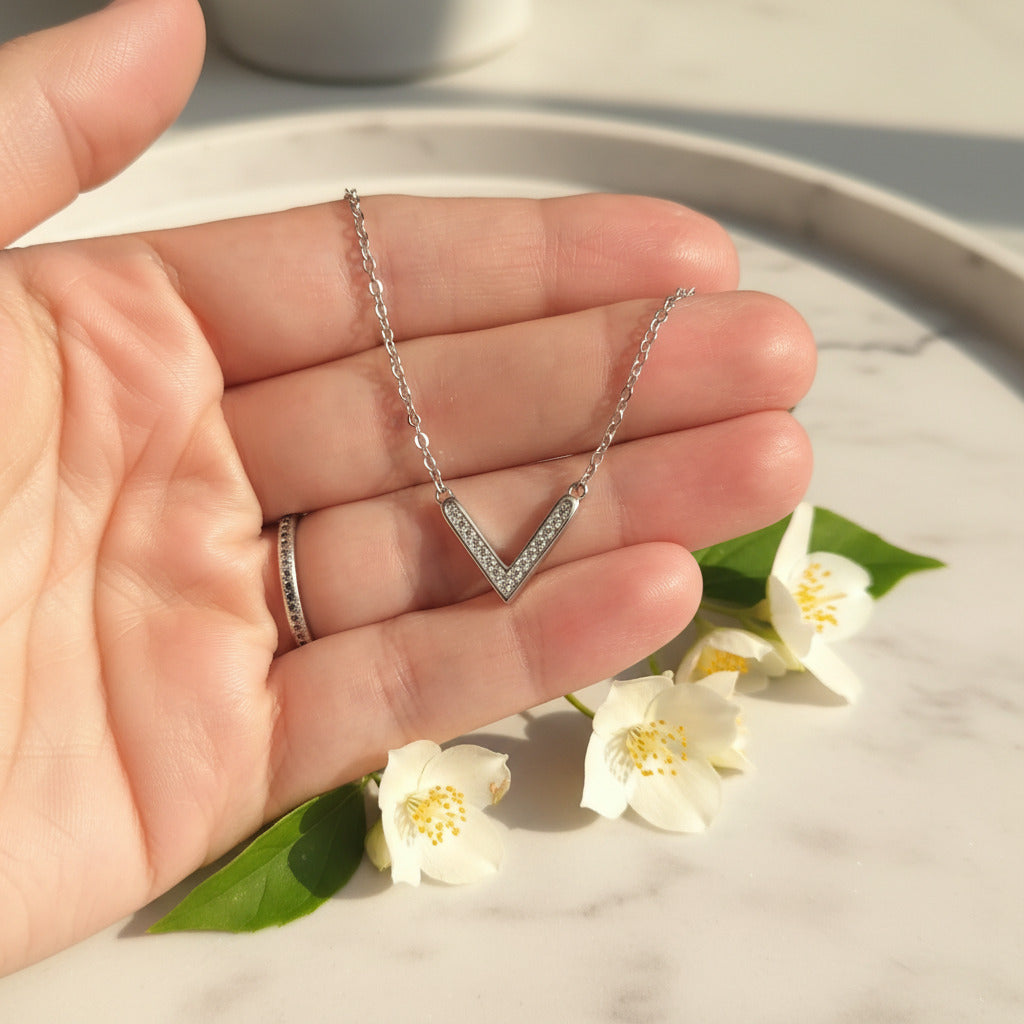Gargantilla con Diseño Geométrico en V de Plata de Ley 925 Rodiada y Circonitas Blancas - Joyería Fina Minimalista y Regalo Sofisticado