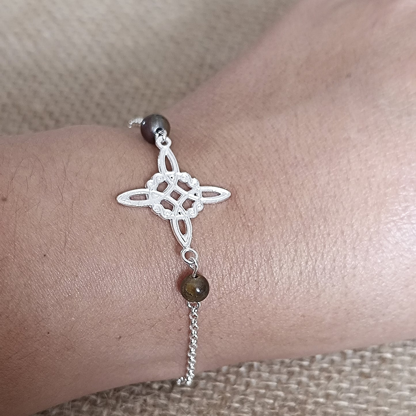 Pulsera Nudo de Bruja con Ojo de Tigre — Protección y Poder Interior