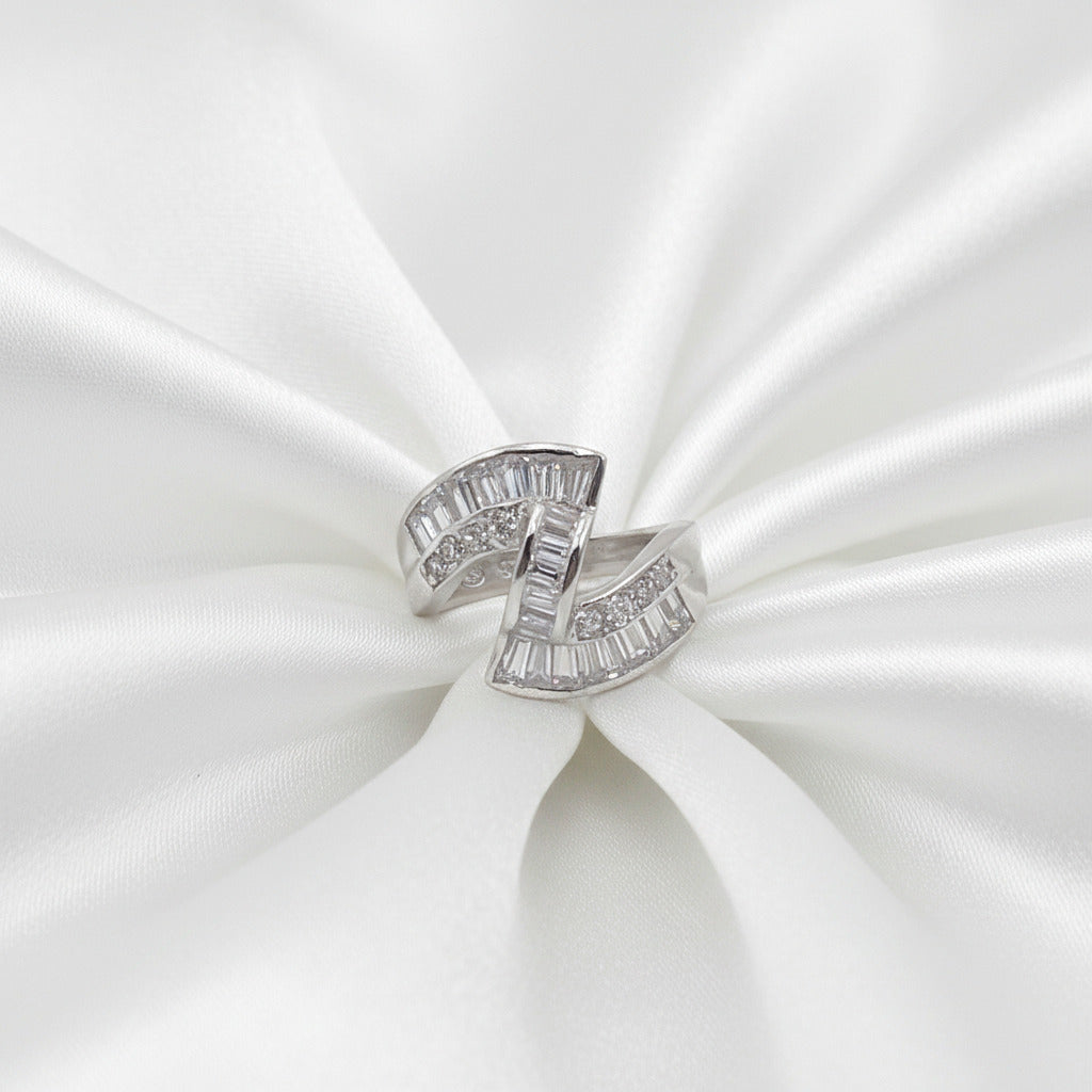 Anillo de Plata de Ley 925 Rodiada con Circonitas Blancas - Joya Escultórica de 15.7mm para Regalo Elegante