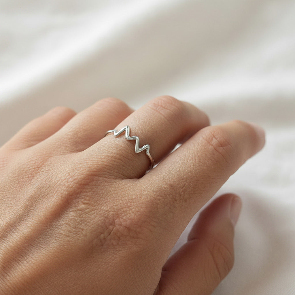 Anillo de Plata de Ley 925 Rodiada con Diseño de Latido - Sortija Fina Ondulada de 7mm para Regalo