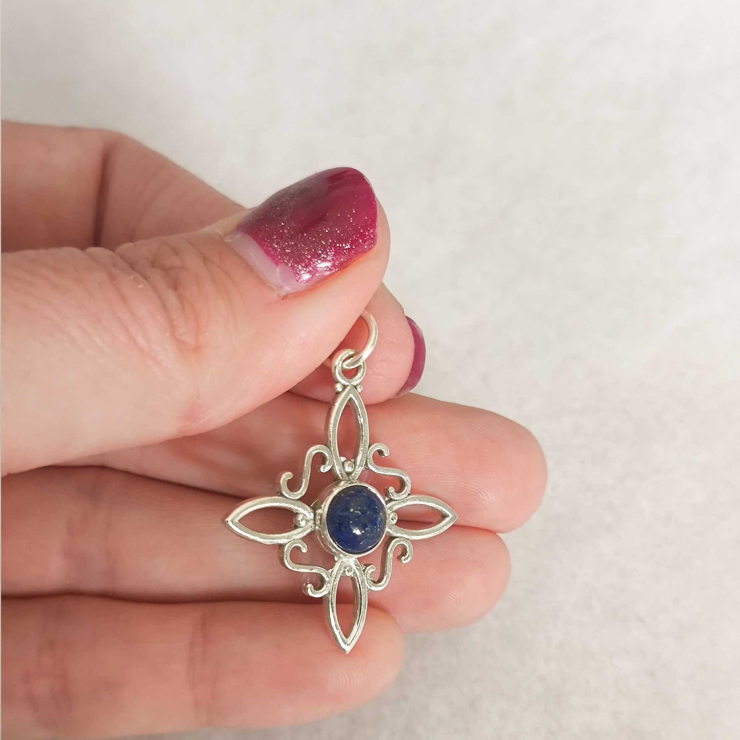 Colgante Nudo de Bruja Plata de Ley y Lapislázuli: Amuleto de Protección, Sabiduría y Comunicación