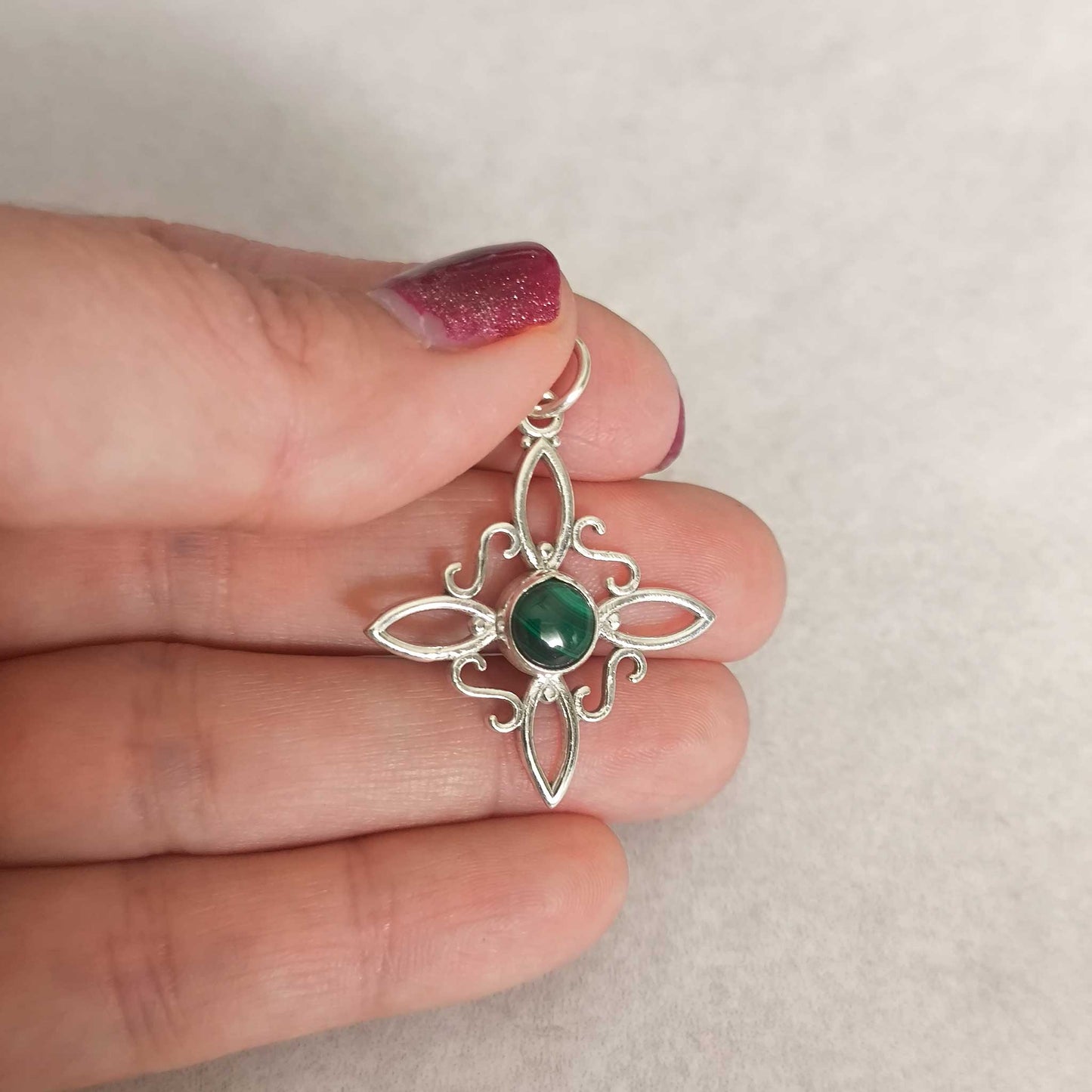 Colgante Nudo de Bruja en Plata de Ley 925 con Malaquita Natural