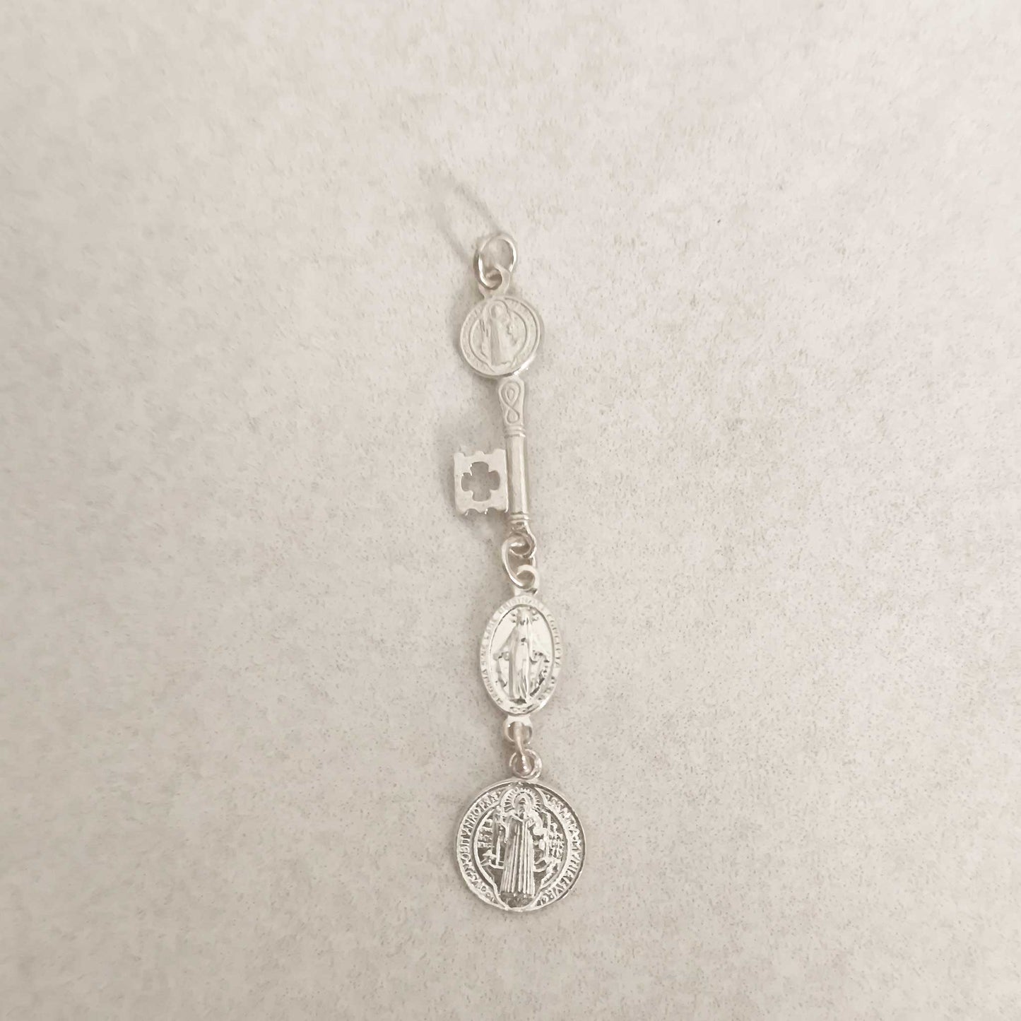 Colgante Triple Protección en Plata 925 - Llave San Benito, Medalla Milagrosa y San Judas Tadeo