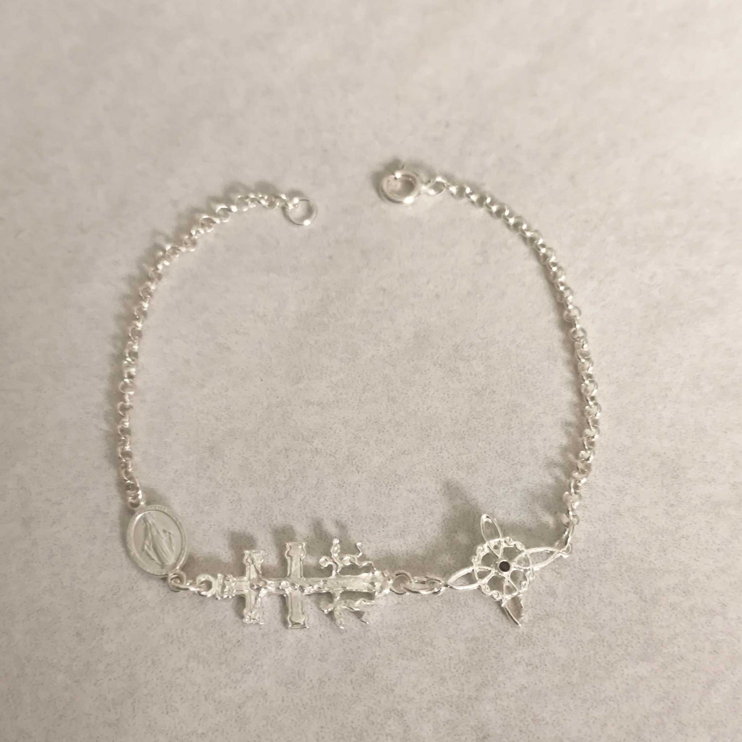 Pulsera de Plata de Ley Triple Protección: Nudo de Bruja, Cruz de Caravaca y San Benito
