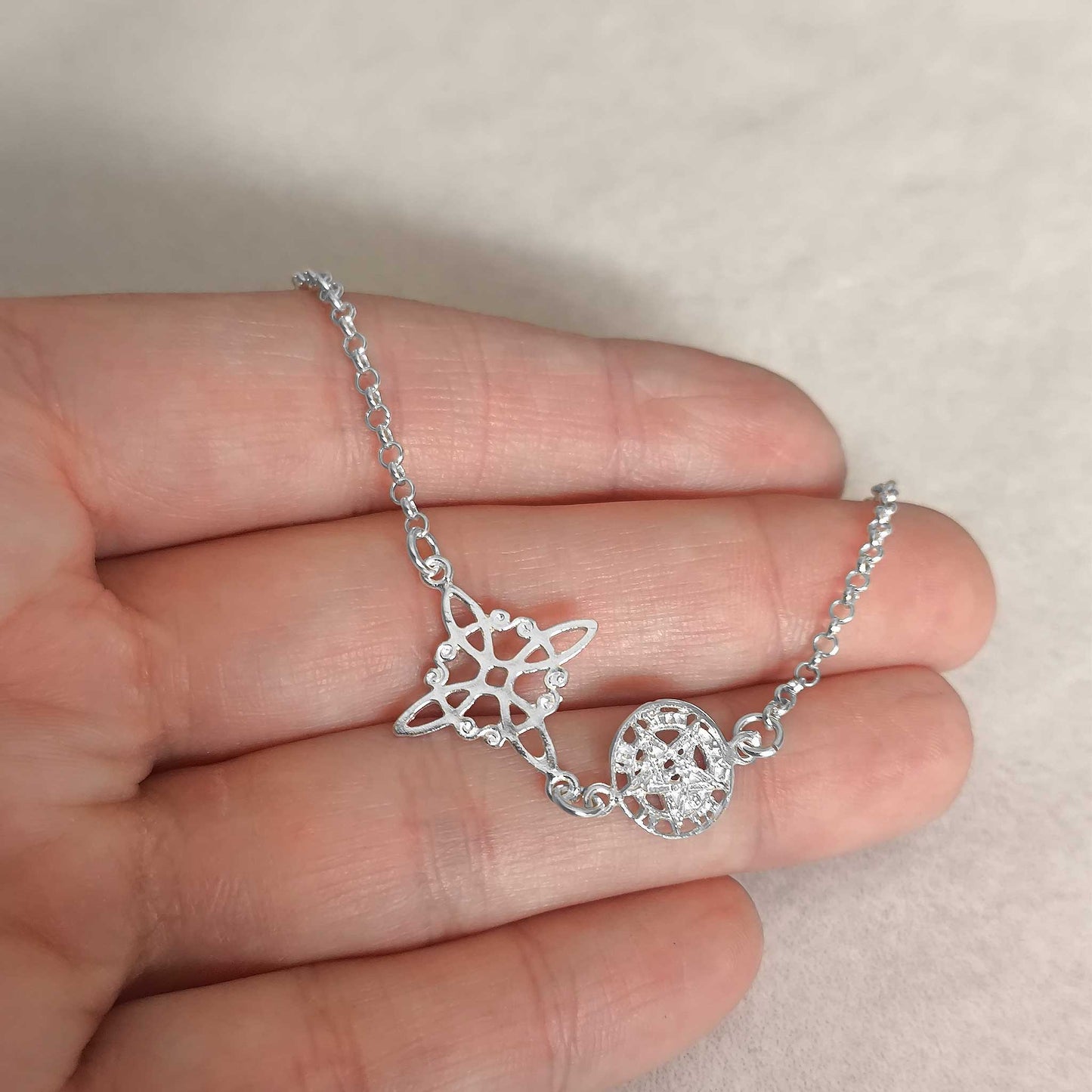 Pulsera de Doble Protección en Plata 925 - Nudo de Bruja y Tetragramatón