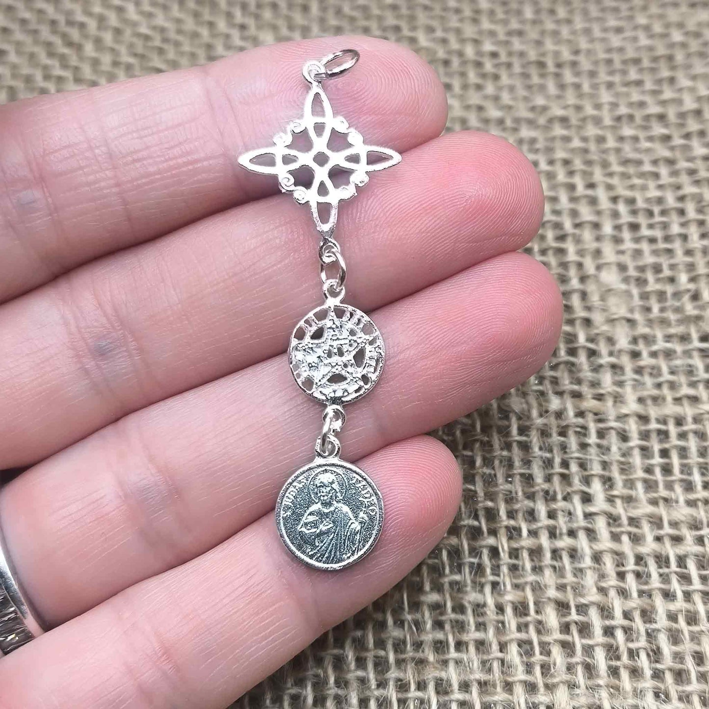 Colgante Triple Amuleto de Protección (Plata de Ley 925) - Nudo de Bruja, Tetragramatón y San Judas Tadeo (51 mm)