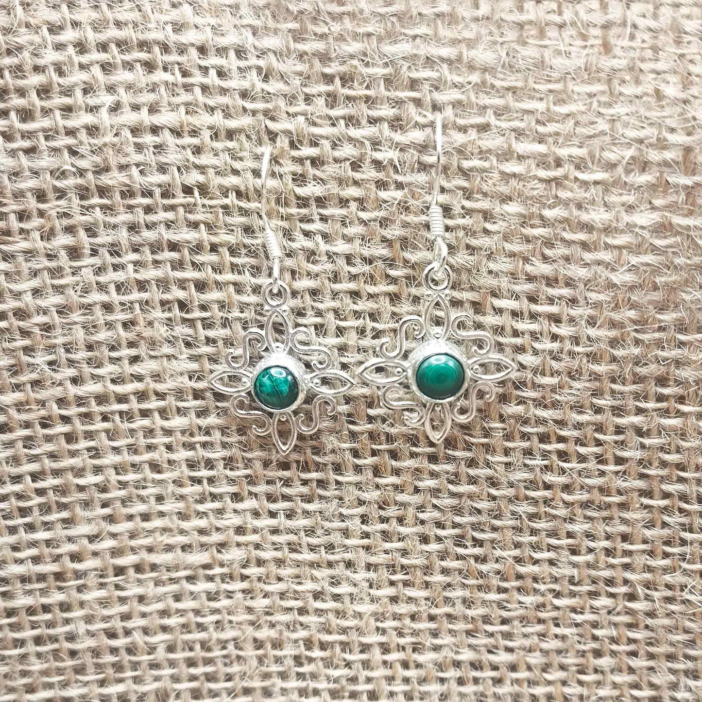 Pendientes Nudo de Bruja y Malaquita (Plata de Ley 925) - Amuleto de Protección y Transformación con Cierre Hippie (37 mm)