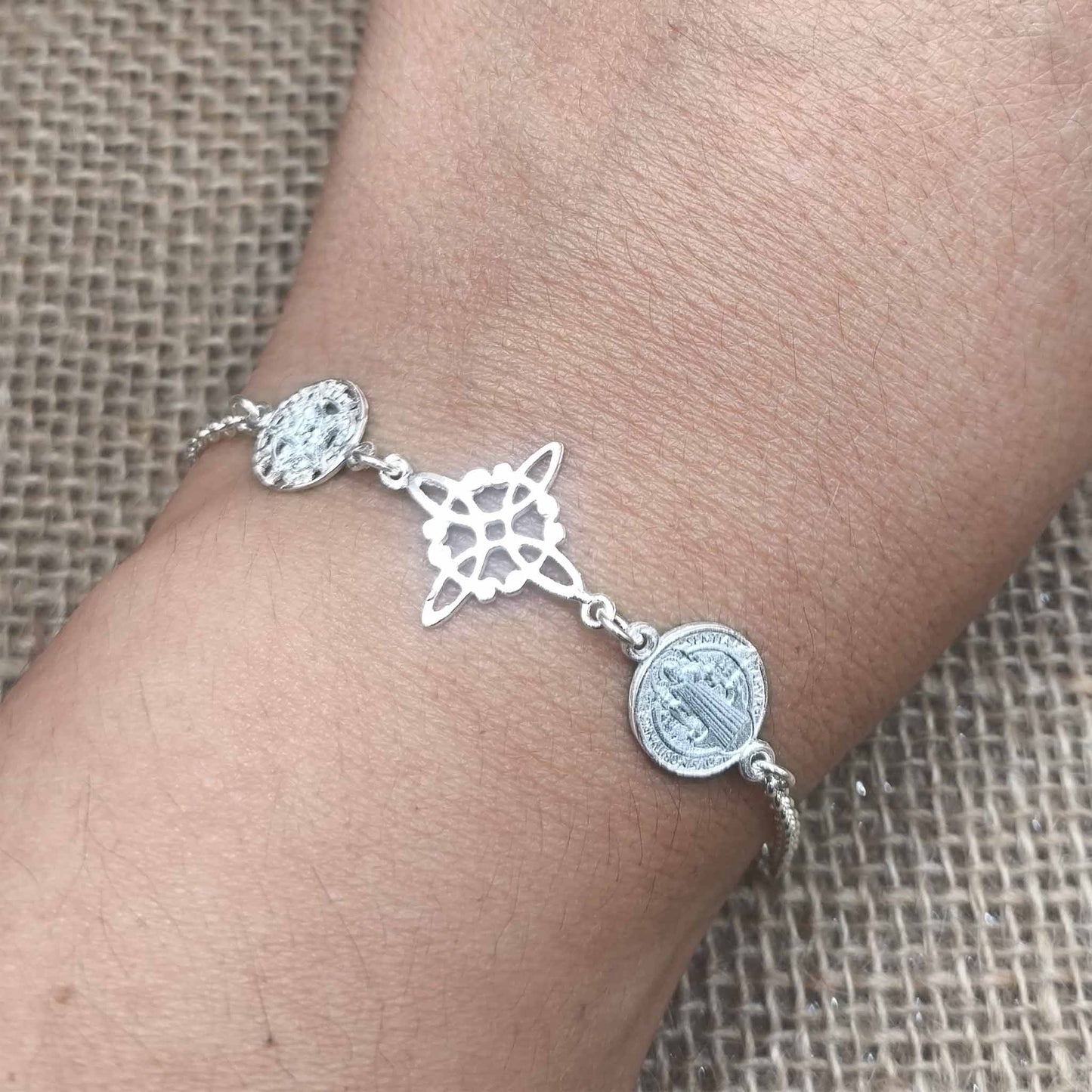 Pulsera de Triple Protección Suprema (Plata de Ley 925) - Nudo de Bruja, San Benito y Tetragramatón (18.5 cm)