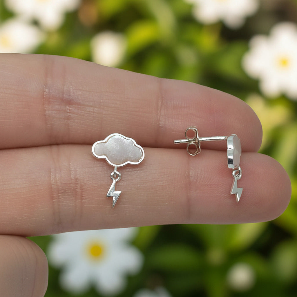 Pendientes de Nube y Rayo en Plata de Ley 925 Rodiada con Nácar Natural - Amuleto de Fuerza Celestial y Regalo Místico