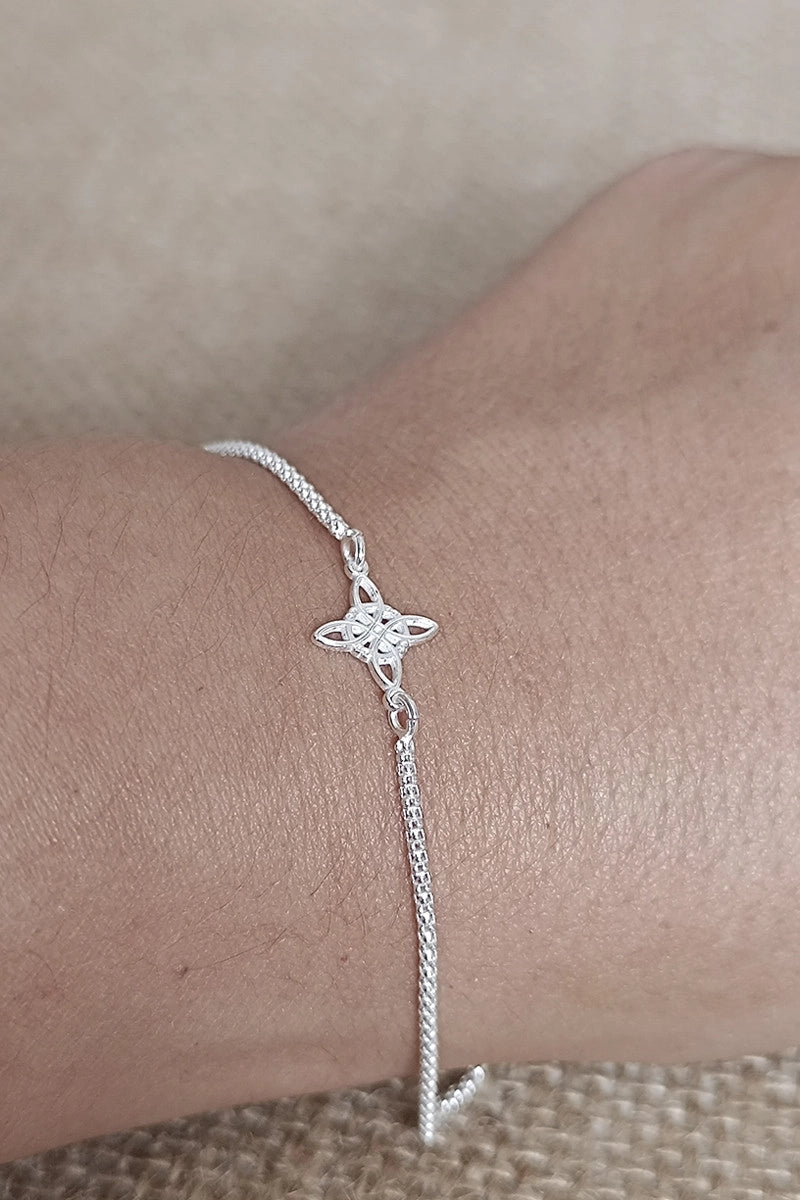 Pulsera "Wiccan Shield": Nudo de Bruja en Plata y Cadena Coreana