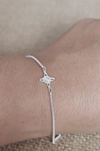 Pulsera "Wiccan Shield": Nudo de Bruja en Plata y Cadena Coreana