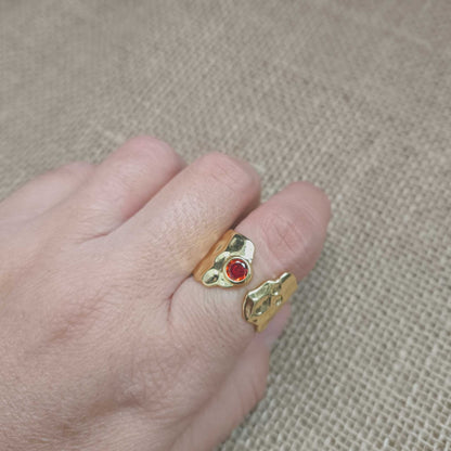 Anillo Ajustable Étnico Dorado con Circonita Roja - Fuego y Prosperidad