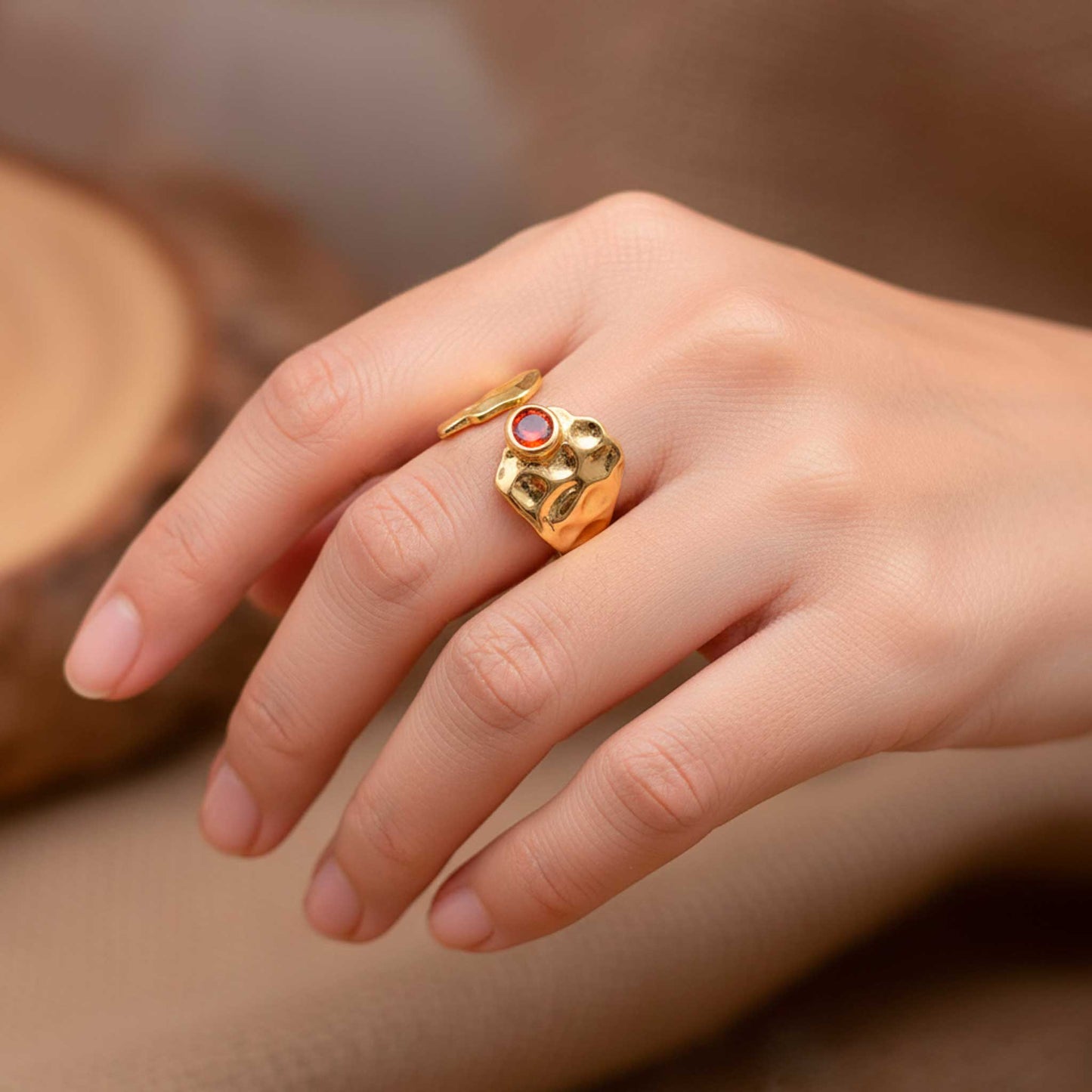 Anillo Ajustable Étnico Dorado con Circonita Roja - Fuego y Prosperidad