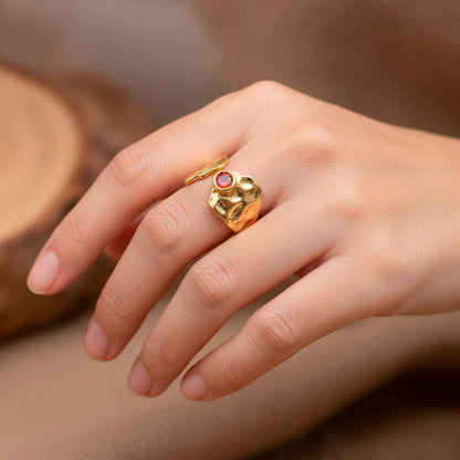 Anillo Ajustable Étnico Dorado con Circonita Roja - Fuego y Prosperidad