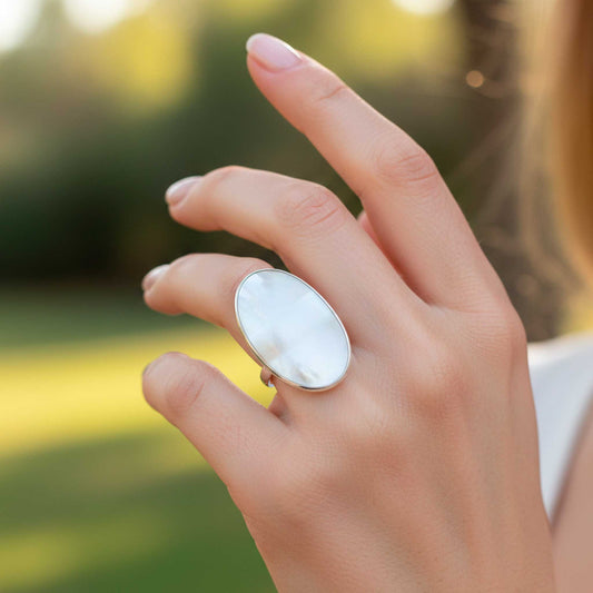 Anillo "Puerta Lunar" de Plata y Nácar - Energía Mística y Ajustable
