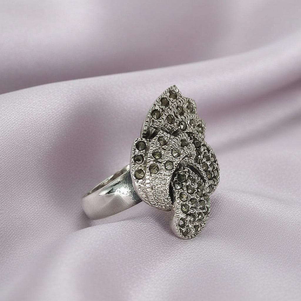 Anillo "Destello de Medianoche" – Sortija de Plata de Ley 925 y Marquesitas Labradas