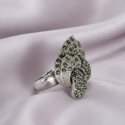 Anillo "Destello de Medianoche" – Sortija de Plata de Ley 925 y Marquesitas Labradas