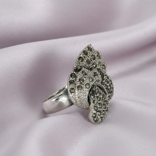 Anillo "Destello de Medianoche" – Sortija de Plata de Ley 925 y Marquesitas Labradas
