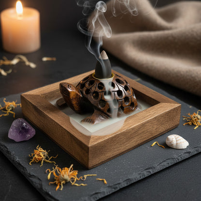 Cascada de Humo Sagrado "Tortuga de la Sabiduría" – Soporte de Madera para Conos de Reflujo (7.5 cm)