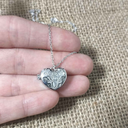 Colgante Corazón Relicario Rodiado con Diseño Floral en Plata de Ley 925 y Cadena