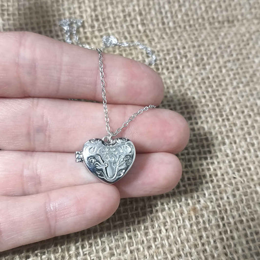 Colgante Corazón Relicario Rodiado con Diseño Floral en Plata de Ley 925 y Cadena