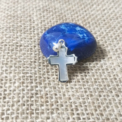 Colgante "Serenidad Divina": Cruz de Nácar y Plata Protectora